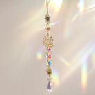 Sonnenfänger-Kette mit Kristallprismen erzeugt Regenbogen-Lichtreflexe. Zauber des Lichts für Harmonie & positive Raumenergie.