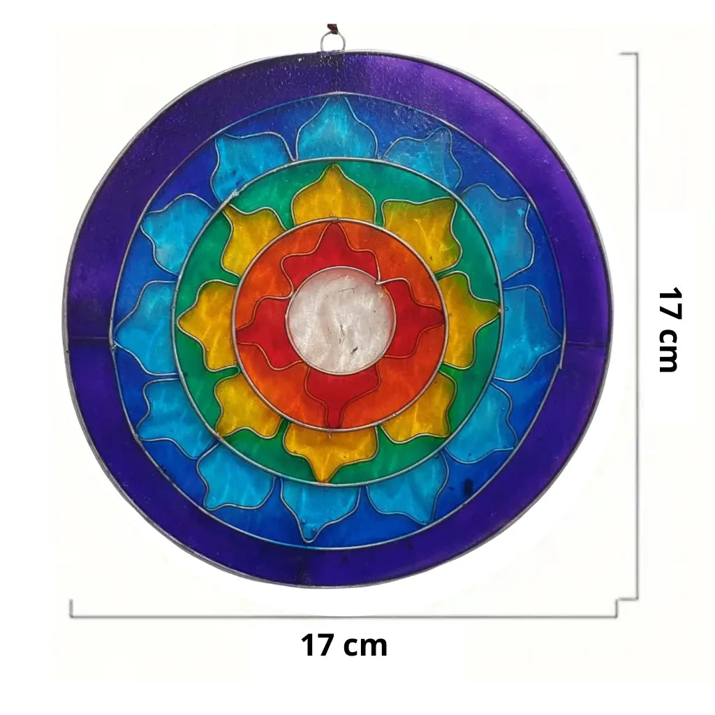Kreisrunder Sonnenfänger "Lotus Chakra Regenbogen" aus Glas mit 17 cm Durchmesser. Das Bild zeigt das bunte Mandalamotiv mit genauen Maßangaben für eine klare Größenübersicht.
