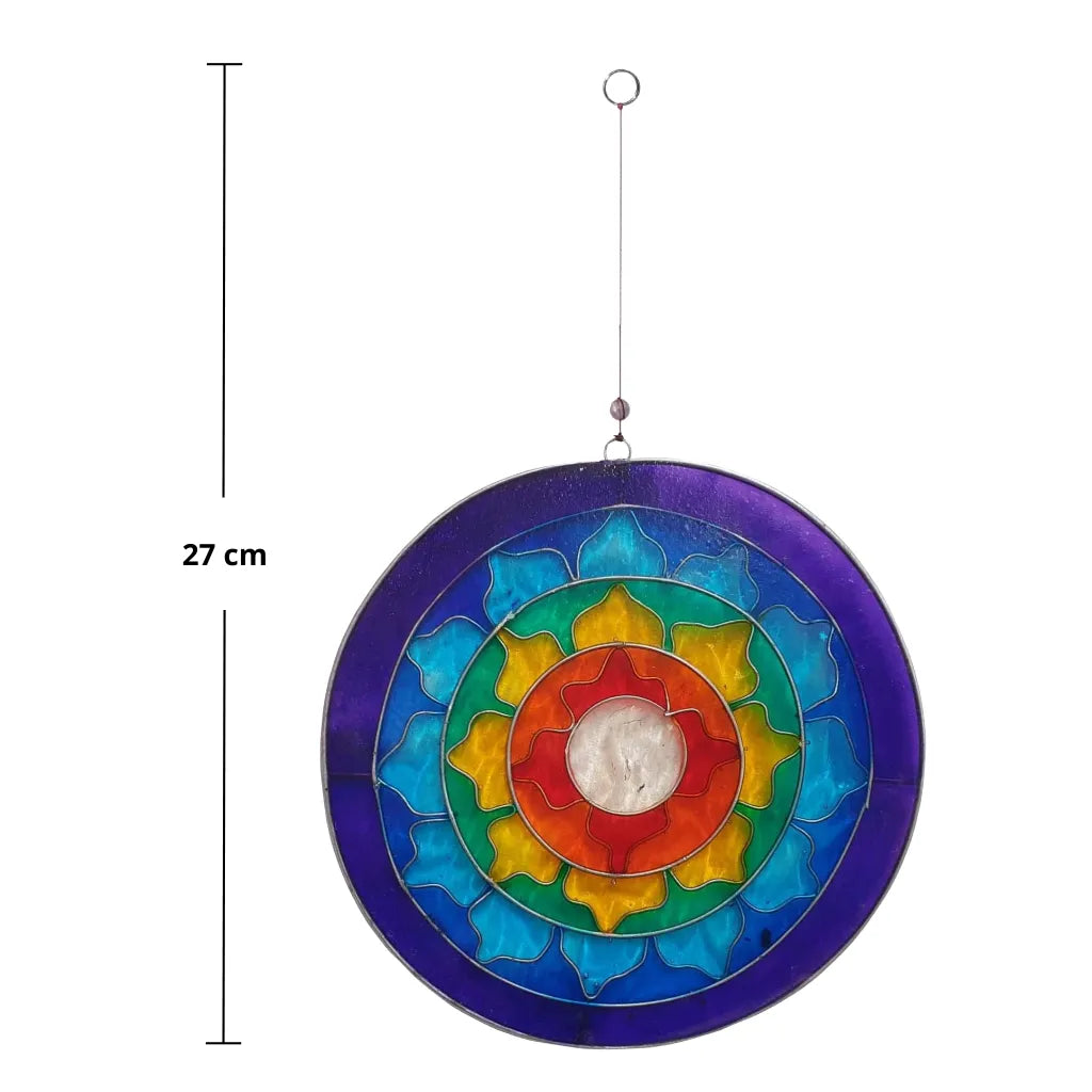 Sonnenfänger "Lotus Chakra Regenbogen" aus Glas, Gesamtlänge aufgehängt ca. 27 cm. Das farbige Mandala-Design mit 17cm Durchmesser ist ideal für eine auffällige Fensterdekoration.