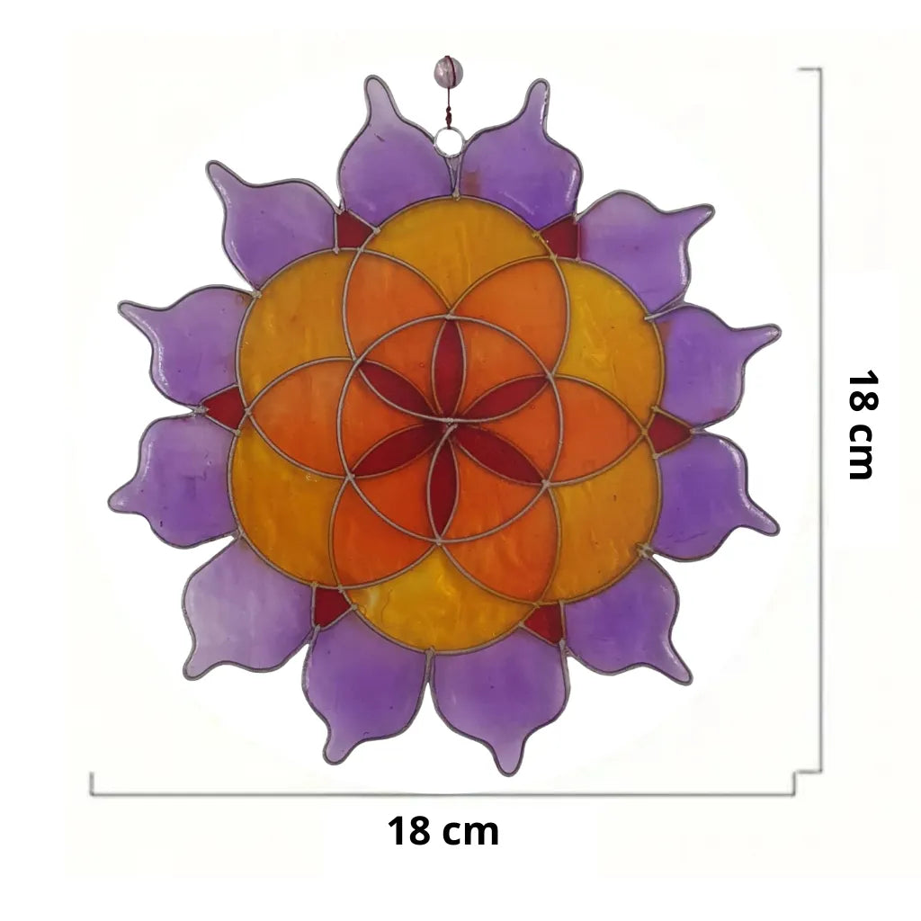Sonnenfänger "Lotus Saat des Lebens" aus Glas mit 18 cm Durchmesser. Das Bild zeigt das bunte Mandalamotiv in Lila-Orange mit genauen Maßangaben für eine klare Größenübersicht.