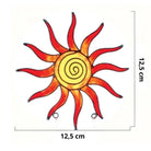 Sonnenfänger "Sonne Spirale" aus gefärbtem Glas in Rot-Gelb mit Maßen von 12,5 cm Durchmesser. Ideal als lebensfrohe Fensterdekoration.