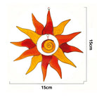 Sonnenfänger Sonne aus Glas, 15cm Durchmesser. Das Bild zeigt das orange-gelbe Design des Glasornaments mit deutlichen Maßangaben von 15 cm Höhe und Breite für eine genaue Größenübersicht.