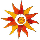 Dekorativer Sonnenfänger in Form einer Sonne, aus orange und gelb gefärbtem Glas, mit einer zentralen Spirale. Misst 15cm im Durchmesser und ist ideal als Fensterdeko oder zum Aufhängen.