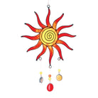 Dekorativer Sonnenfänger "Sonne Spirale" aus gefärbtem Glas in Rot-Gelb. Mit zentraler Spirale und drei hängenden Glasperlen. Perfekt als Fensterdekoration.