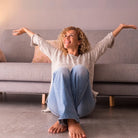 Frau mit offenen Armen, symbolisiert Empfänglichkeit für Spirit Guides & Verbindung zur Geistigen Welt.